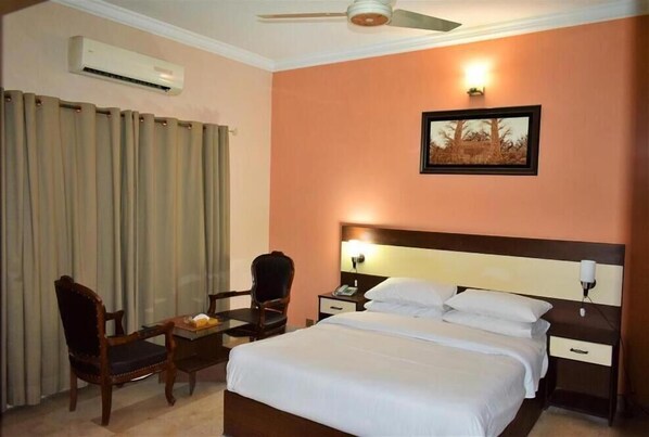 Deluxe Double Room | Iron/ironing board, free WiFi