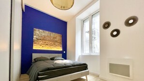 A bedroom with a bed, a window, and a wall-mounted picture. - #CD L' Ainé 👨‍👩‍👦‍👦| Jean Jaurès | Tramway A, B and E| T3 équipé (Grenoble)