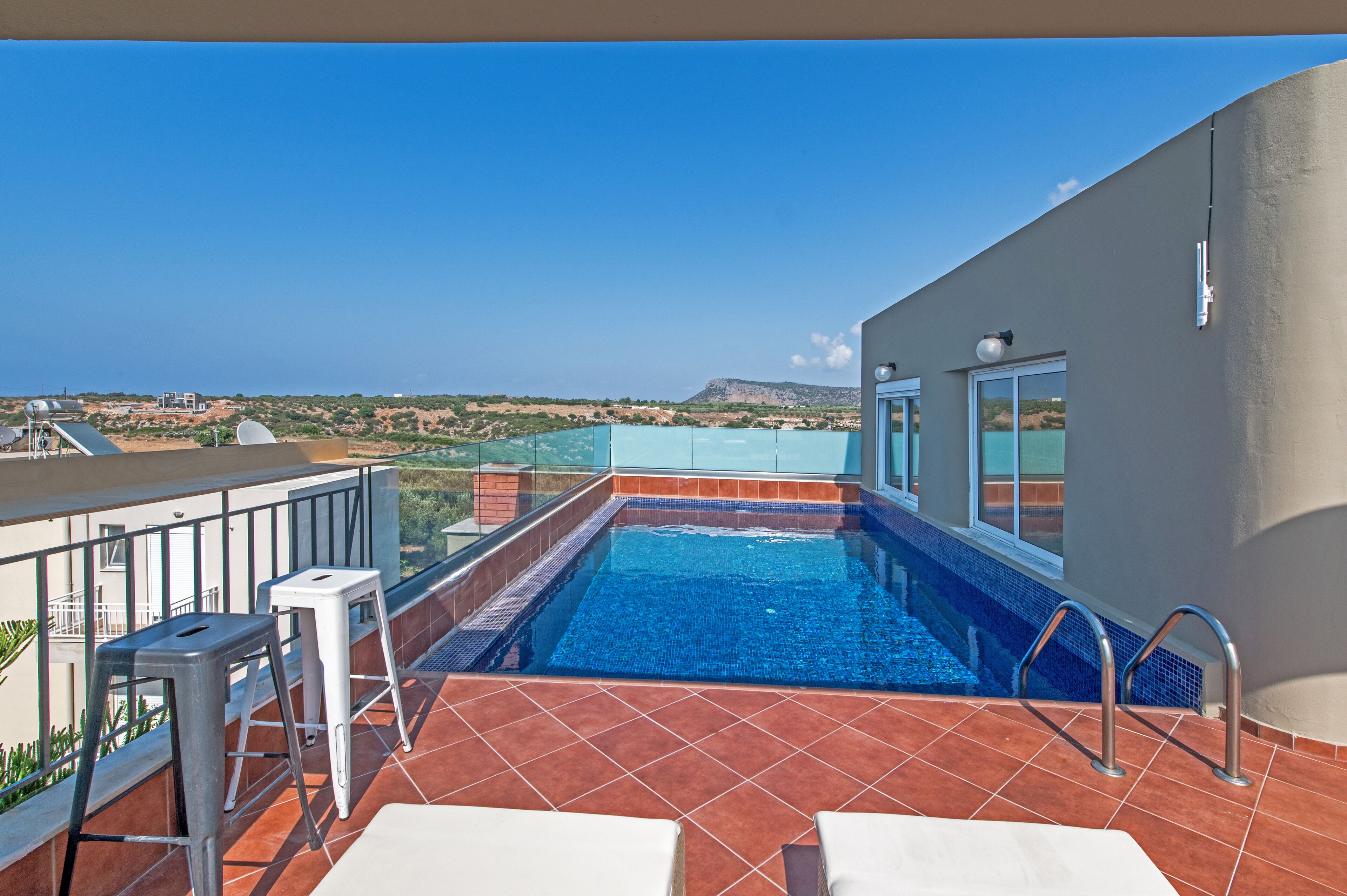 Ein Dachpool mit freiem Blick auf die umliegende Landschaft.
