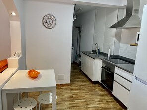 Refrigerador, microondas, horno y cafetera y tetera 