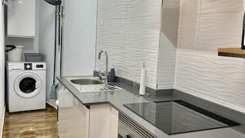 Fridge, microwave, oven, coffee/tea maker