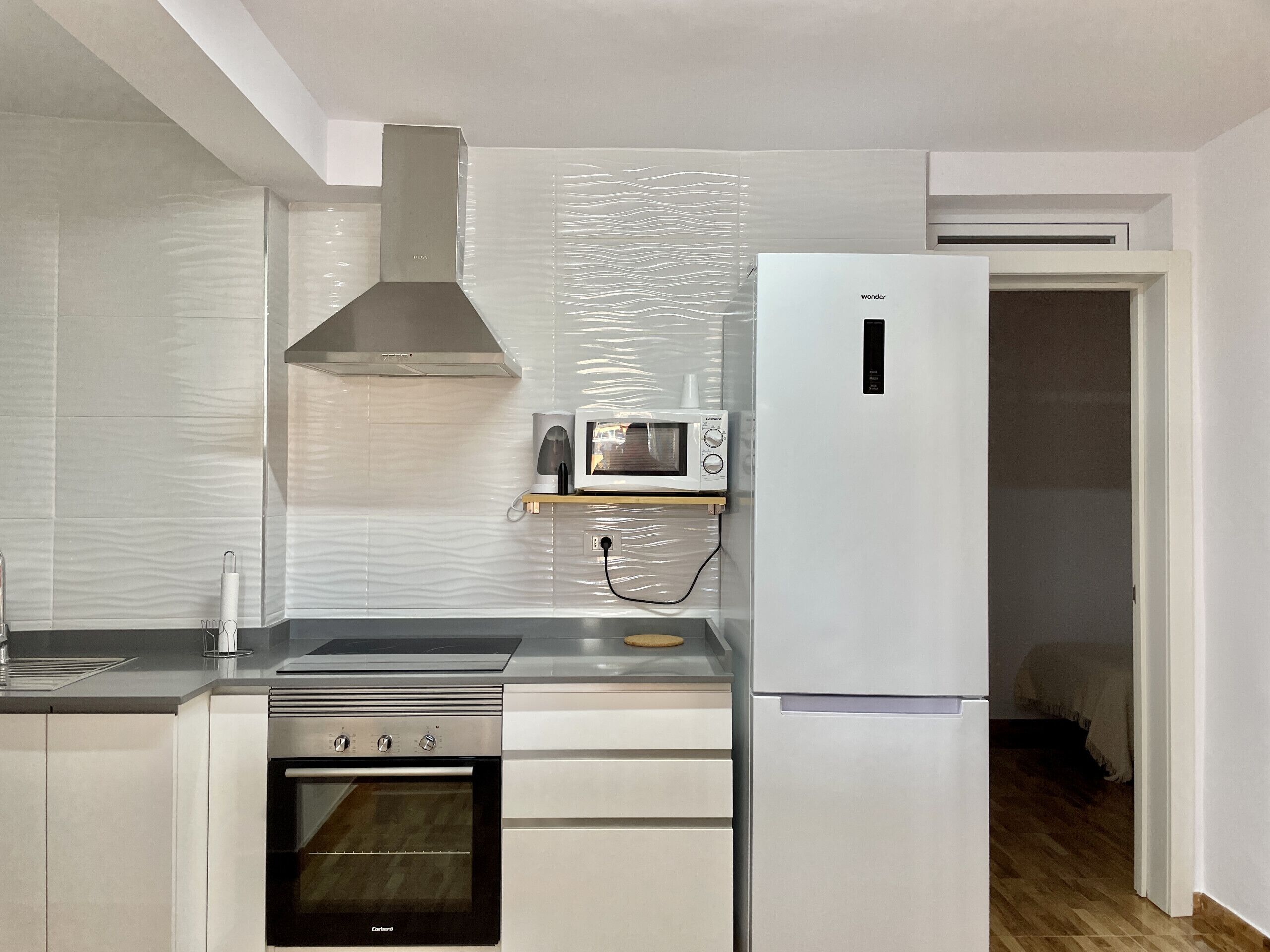 冷蔵庫、電子レンジ、オーブン、コーヒー / ティーメーカー