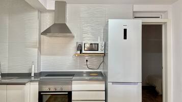 Réfrigérateur, micro-ondes, four, cafetiÚre/bouilloire