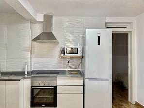 Køleskab, mikrobølgeovn, ovn, kaffe-/temaskine