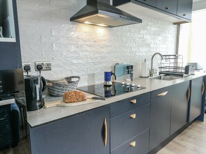 Cottage | Private kitchen | Fridge, dishwasher, electric kettle, cookware/dishes/utensils - 7 Bro Branwen (Ty Croes)