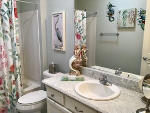 Combined shower/tub, towels