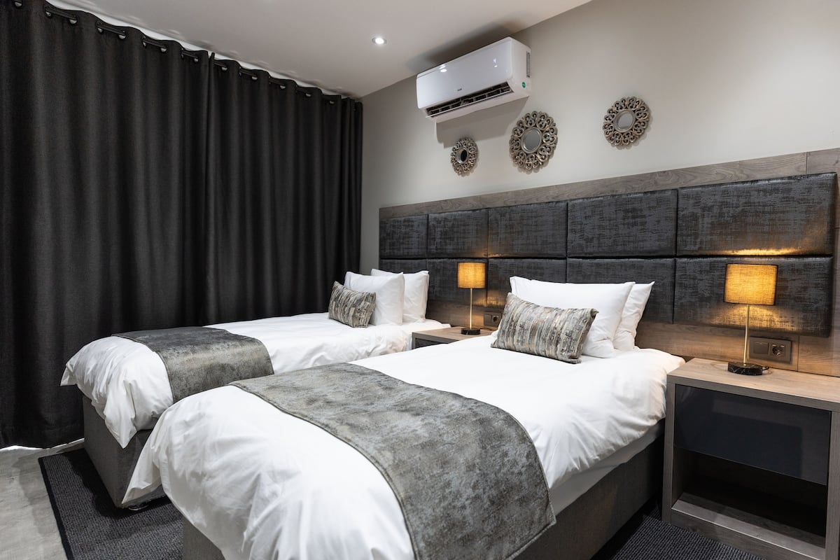 Standard Twin Room | Peralatan tempat tidur premium, tilam berlapik, peti besi dalam bilik 