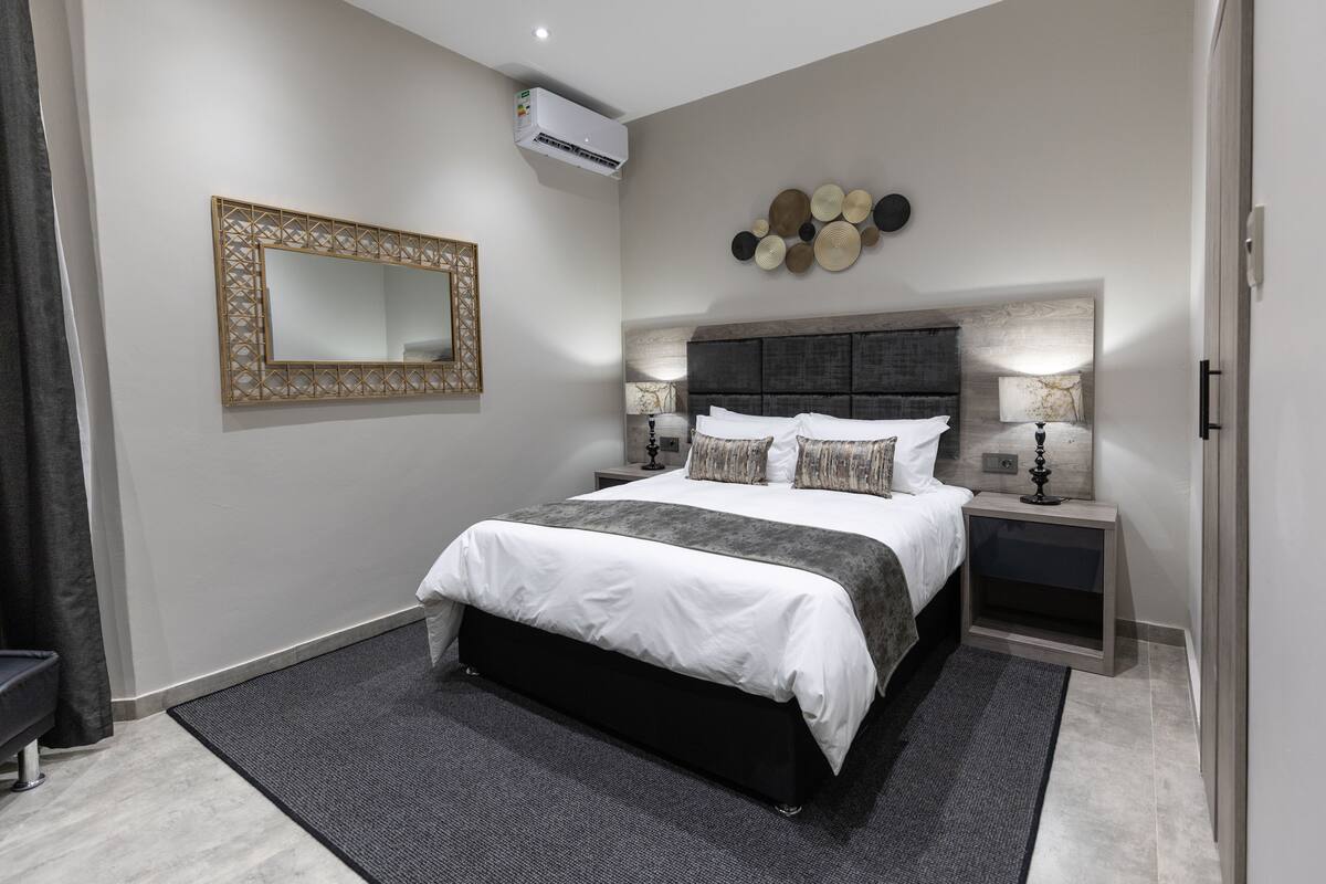 Family Studio Suite | Peralatan tempat tidur premium, tilam berlapik, peti besi dalam bilik 