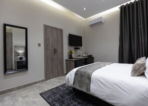 Deluxe Double Room | Premium bedding, pillowtop beds, in-room safe, individually decorated