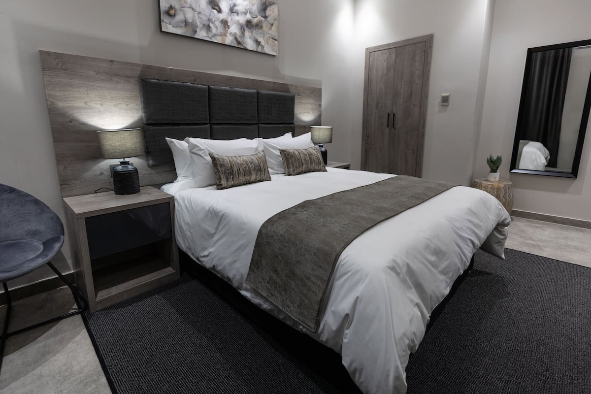 Deluxe Double Room | Peralatan tempat tidur premium, tilam berlapik, peti besi dalam bilik 