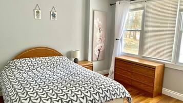 3 habitaciones, escritorio, tabla de planchar con plancha y wifi