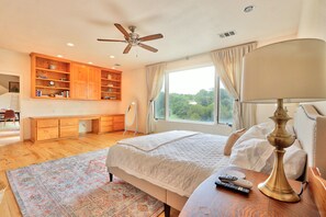 4 bedrooms, desk, iron/ironing board, WiFi