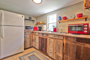 Kitchenette area with full size refrigerator