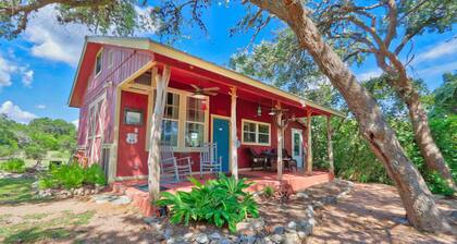 Sunflower Ridge Cabin - Charming Romantic Getaway