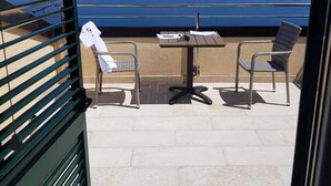 A balcony with a table and two chairs, overlooking a body of water. - Villa Sabine Medveja Cres. Studio-appartement mit Wlan und Pool (Medveja)
