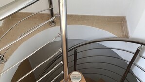 A spiral staircase with wooden steps and metal railings. - Villa Sabine Medveja Cres. Studio-appartement mit Wlan und Pool (Medveja)