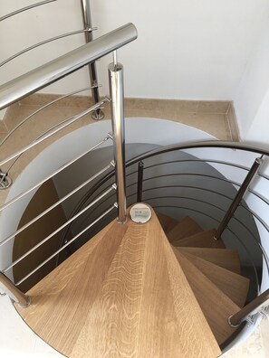 Eine Wendeltreppe mit Holzstufen und Metallgeländern.
