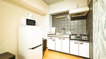 Fridge, microwave, stovetop, cookware/dishes/utensils