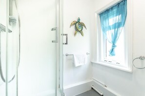 City Apartment | Bathroom | Shower, free toiletries, hair dryer, towels - Queens Park (Bournemouth)