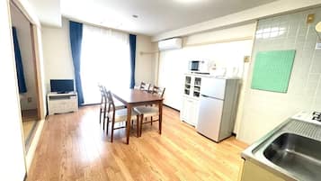 Fridge, microwave, stovetop, cookware/dishes/utensils