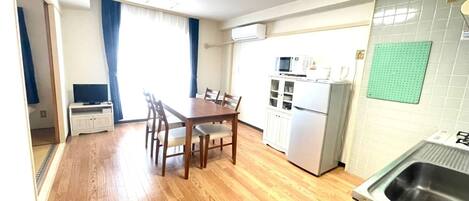 Een koelkast, een microgolfoven, een kookplaat