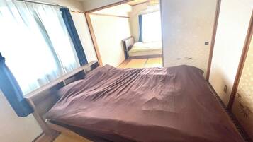 2 室のベッドルーム、デスク、WiFi (無料)、ベッドシーツ