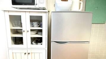Fridge, microwave, stovetop, cookware/dishes/utensils