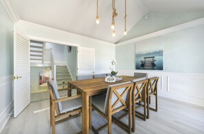 Dining - Waterfront Home, 200ft Dock, Gulf Access, Kayaks, Bicycles, Mini Golf, Game Room (Marathon)