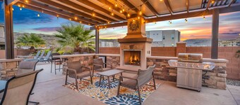 Zion Reunion Poolhouse, PRIVATE POOL, SLEEPS 24!