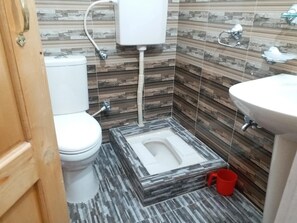 Ducha, artículos de tocador gratuitos, toallas