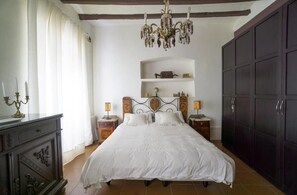 5 chambres, bureau, système d’insonorisation, fer et planche à repasser