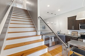 Réfrigérateur, four à micro-ondes, un four, surface de cuisson