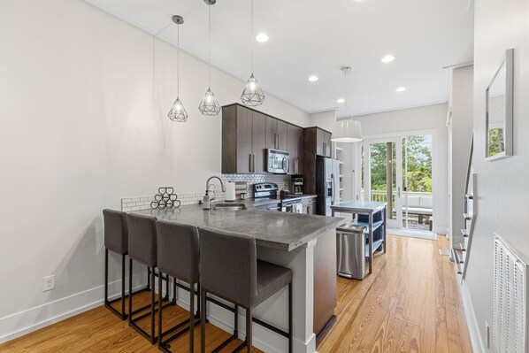 Kühlschrank, Mikrowelle, Ofen, Herdplatte