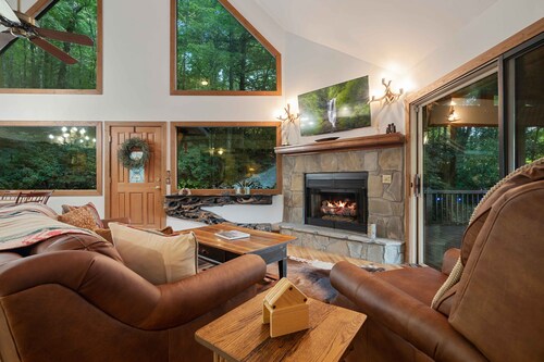 Hummingbird Hideaway - Mountain home with view just outside Highlands, NC.