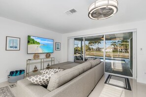 Smart TV, books - Private enclosed heated pool with Gulf access. Panoramic Lenai (Cape Coral)