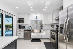 Fridge, microwave, oven, stovetop - Private enclosed heated pool with Gulf access. Panoramic Lenai (Cape Coral)