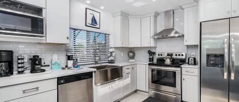 ثلاجة، ميكروويف، فرن، موقد طهي مسطح