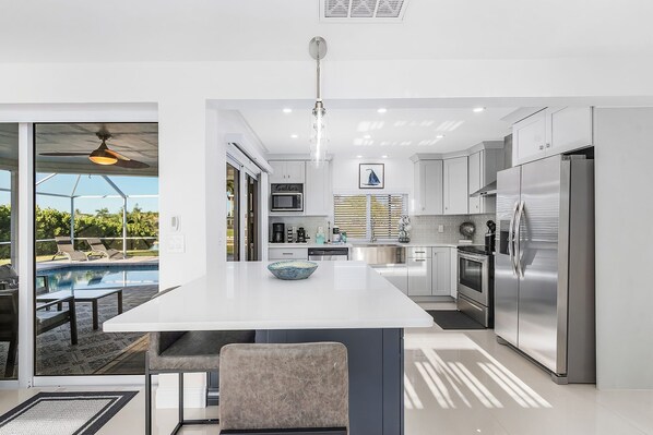 Fridge, microwave, oven, stovetop - Private enclosed heated pool with Gulf access. Panoramic Lenai (Cape Coral)