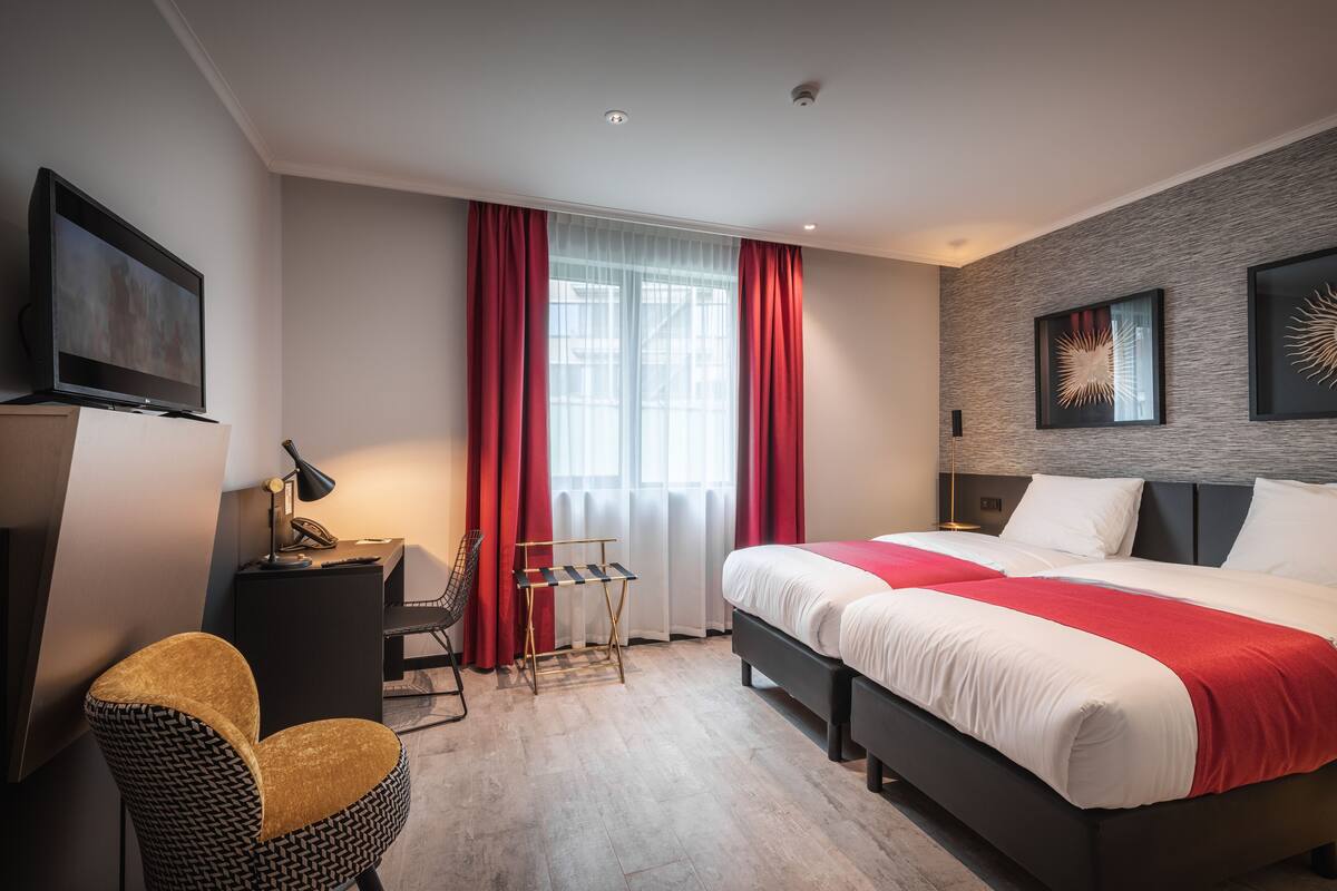 Standard Twin Room | In-room safe, desk, laptop workspace, blackout drapes