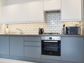 Lave-vaisselle, batterie de cuisine, vaisselle et ustensiles