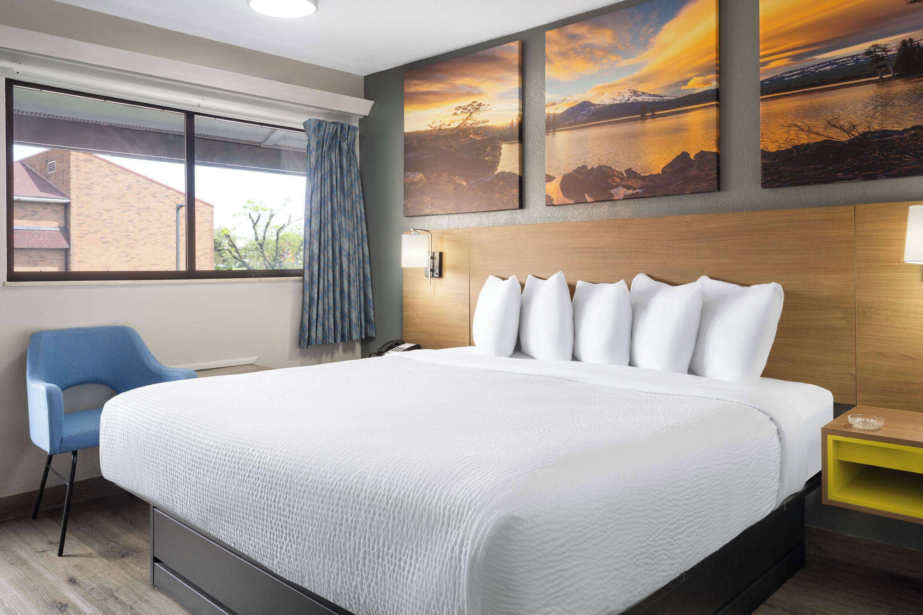 Meja kerja, seprai linen, dan dapat diakses tamu berkursi roda