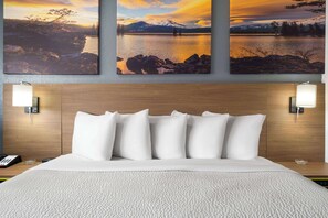 Desk, bed sheets, wheelchair access - Days Inn by Wyndham Columbus/Worthington (Columbus)