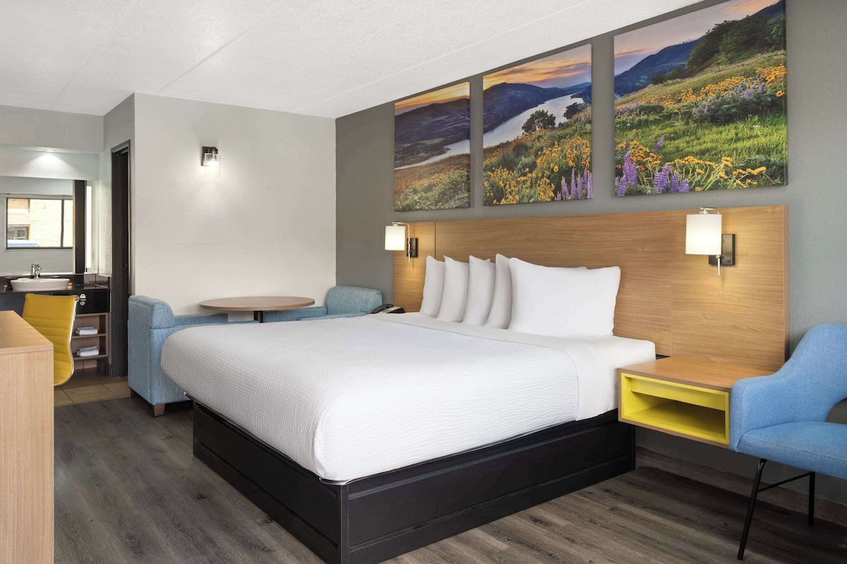 Studio Suite, 1 King Bed, Non Smoking | 1 bedroom, desk, free WiFi, bed sheets