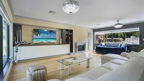 Smart TV, futbolito, tenis de mesa y libros 