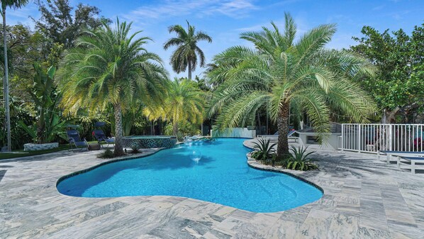 Alberca al aire libre y alberca climatizada