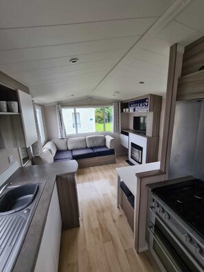 Réfrigérateur, four, plaque de cuisson, bouilloire électrique