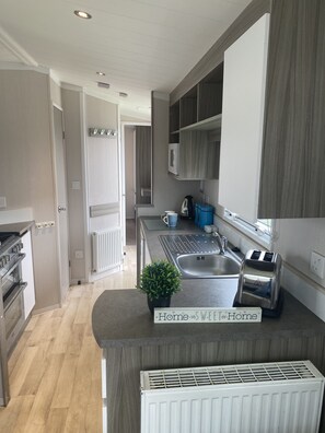 Fridge, oven, stovetop, electric kettle