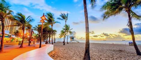 Camastros y toallas de playa