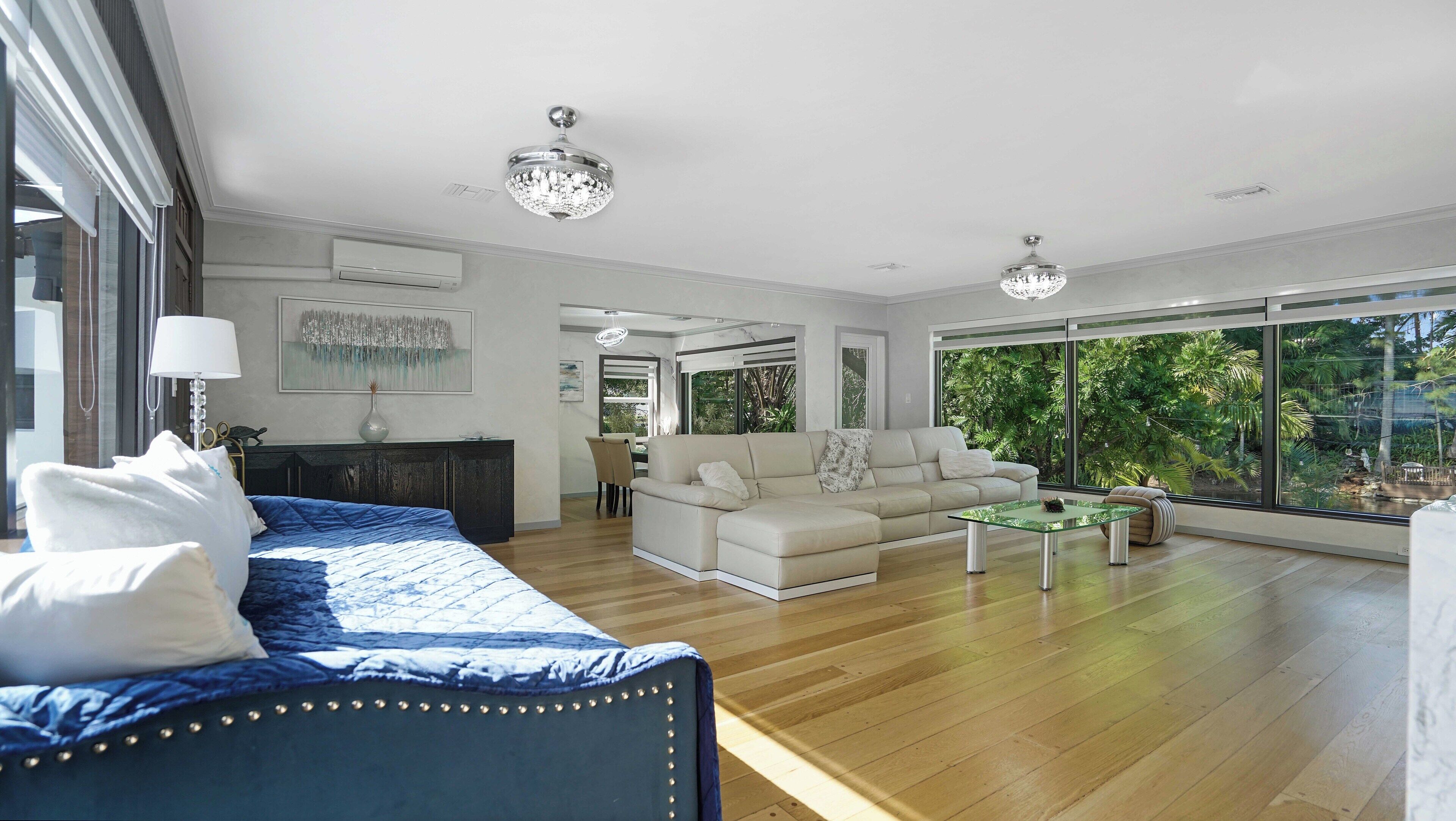 Smart-TV, Kamin, Arbeitsbereiche