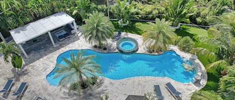 Utomhuspool och uppvärmd pool
